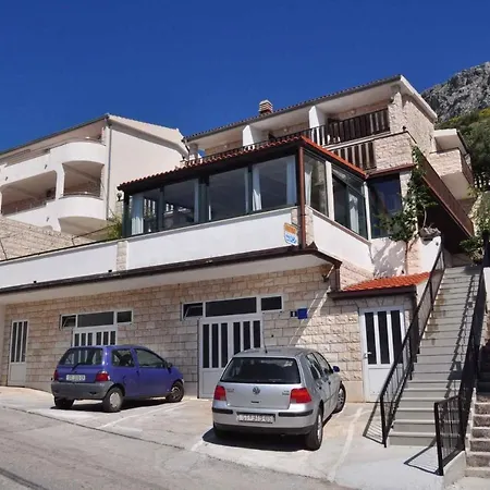 Apartment Omis 3 *